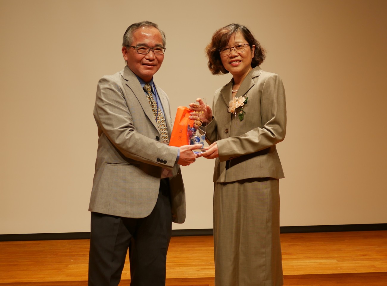 Suh-Fang Jeng accepts Lily Huang Award